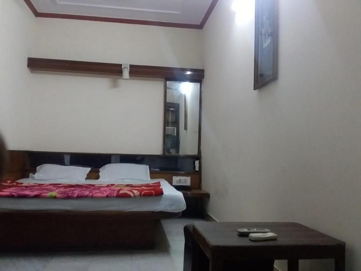 Hotel Yes Please Lodge 뉴델리 외부 사진