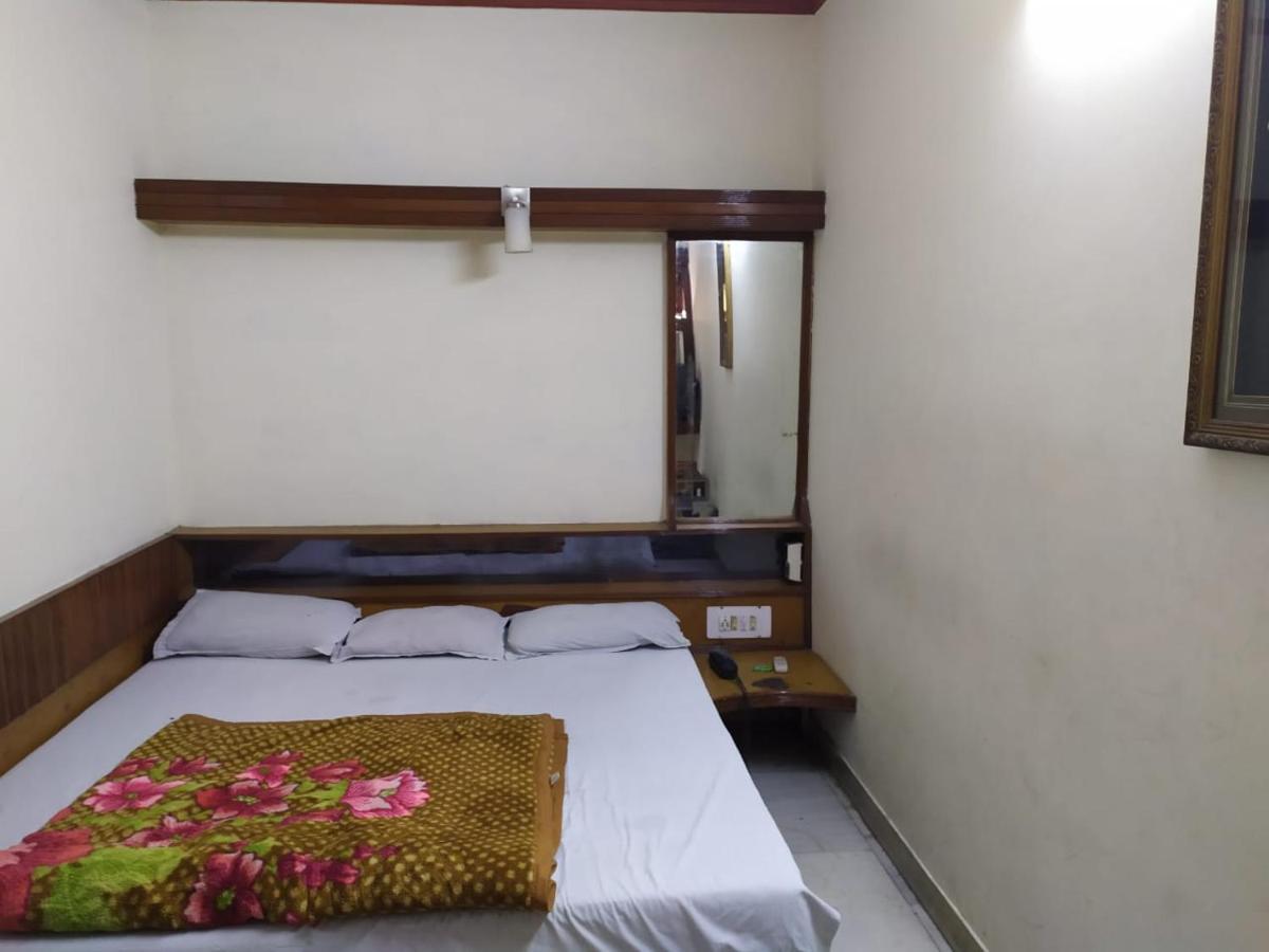 Hotel Yes Please Lodge 뉴델리 외부 사진