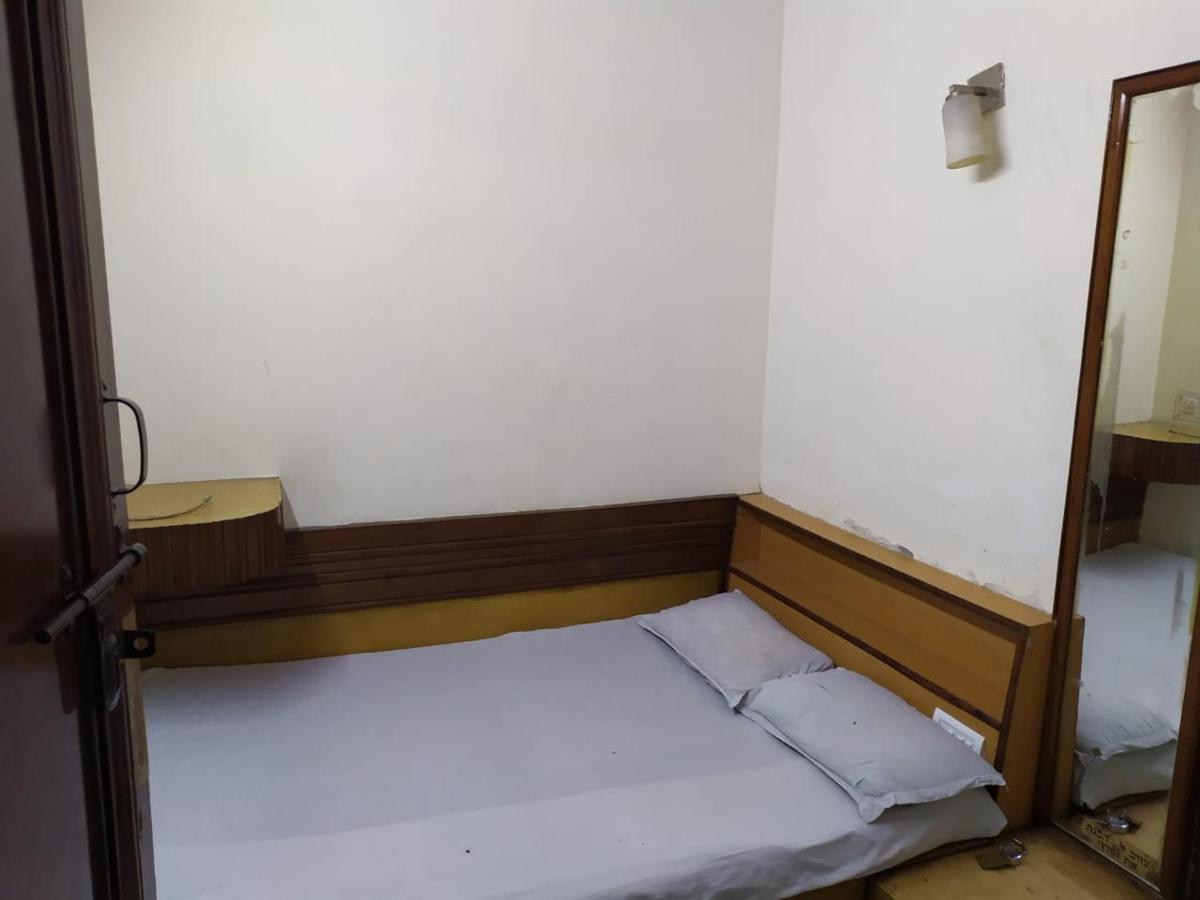 Hotel Yes Please Lodge 뉴델리 외부 사진