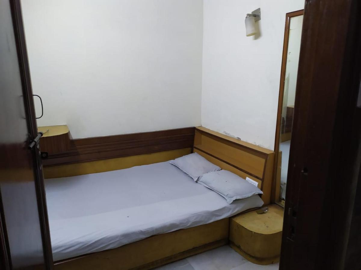 Hotel Yes Please Lodge 뉴델리 외부 사진