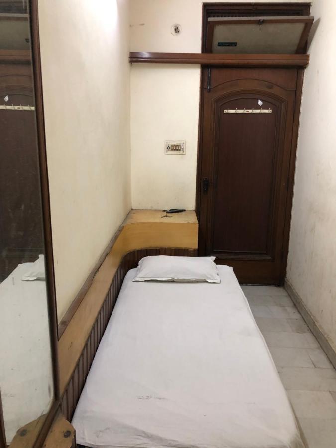 Hotel Yes Please Lodge 뉴델리 외부 사진